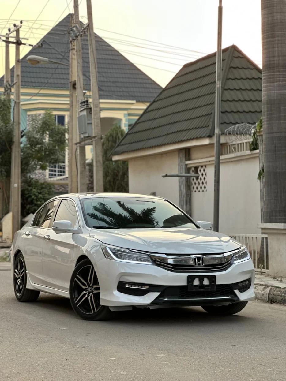 Honda Accord (White)